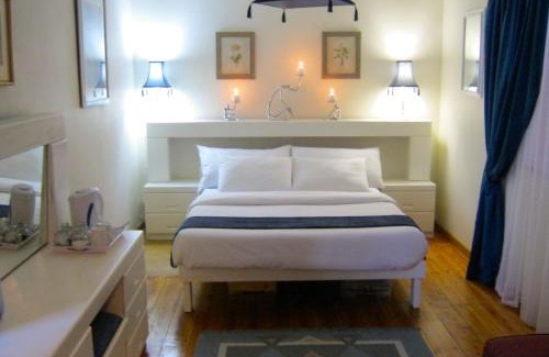 Ladismith House | Discover Ladismith Manor: 4-Star Stay with Pool & Breakfast