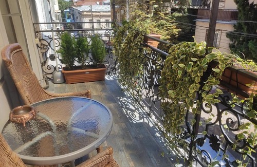 Tbilisi City Centre Apartment | Top-Rated Lado Asatiani Apartment: Family-Friendly Escape