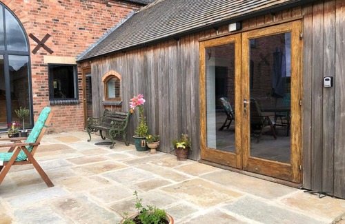 Ripley House | Pet-Friendly Comfort at Lady Lane Stables - Rated 10/10