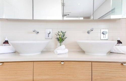 Darwin City Centre Apartment | Elegant Waterfront Retreat at Lady of the Lagoon
