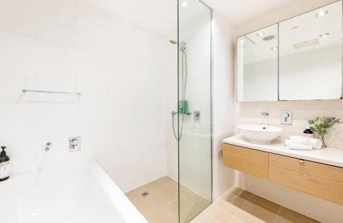 Darwin City Centre Apartment | Elegant Waterfront Retreat at Lady of the Lagoon
