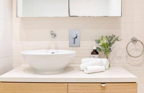 Darwin City Centre Apartment | Elegant Waterfront Retreat at Lady of the Lagoon