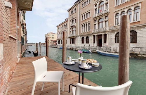 Castello Apartment | Unforgettable LADY T Loft with Ocean View & Spa Access