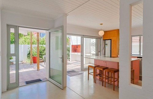 Voelklip Cottage | Ladybird: Ideal Retreat for Digital Nomads by the Ocean