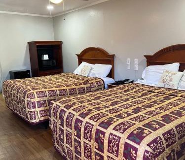 Johnson City Hotel | Family-Friendly Stays at Hill Country Inn with Pool Access