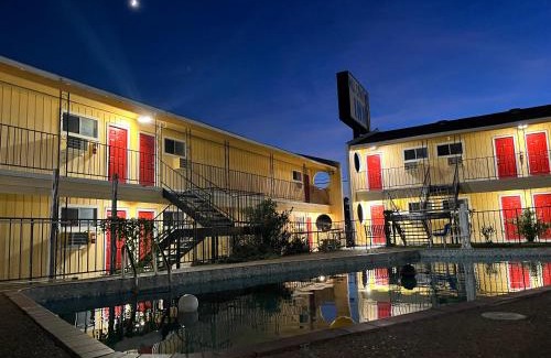 Johnson City Hotel | Family-Friendly Stays at Hill Country Inn with Pool Access