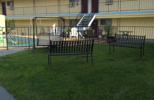 Johnson City Hotel | Family-Friendly Stays at Hill Country Inn with Pool Access