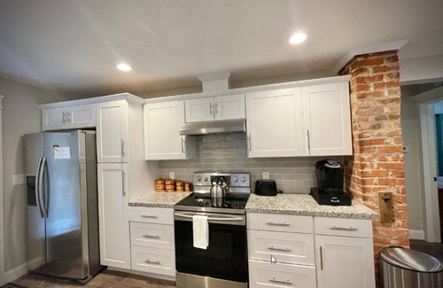 Brazos House | LadyFace Cottage: close to Magnolia & Baylor!