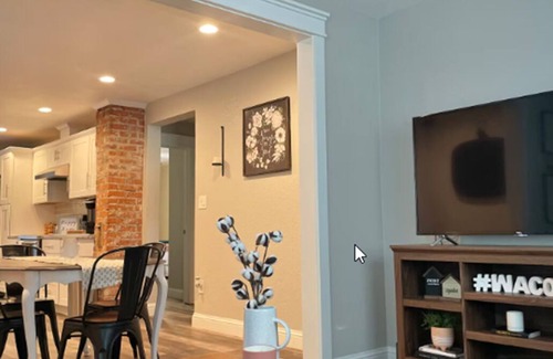 Brazos House | LadyFace Cottage: close to Magnolia & Baylor!
