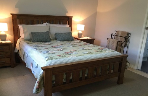 East Tamworth House | Top-Rated Lae Avenue Cottage: Pet-Friendly with Free Wifi