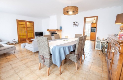 Amboise House | Discover Laelydi: Family-Friendly Stay with Spa & Breakfast