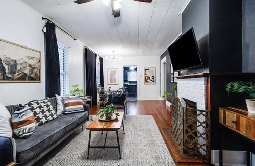 Freetown - Port Rico House | Comfortable Private Room with Shared Amenities & Breakfast
