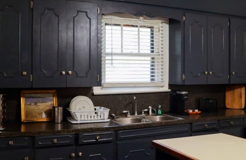 Freetown - Port Rico House | Comfortable Private Room with Shared Amenities & Breakfast
