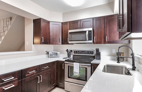 Lafayette House | Discover Lafayette Townhouse Near Good Samaritan Hospital