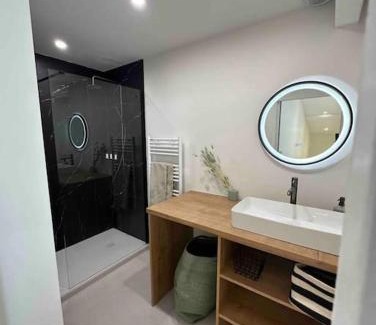 Saint - Michel Apartment | Convenient Lafourcade Hotel Near Palais de Justice Metro