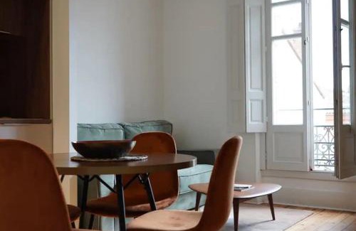 Saint - Michel Apartment | Convenient Lafourcade Hotel Near Palais de Justice Metro