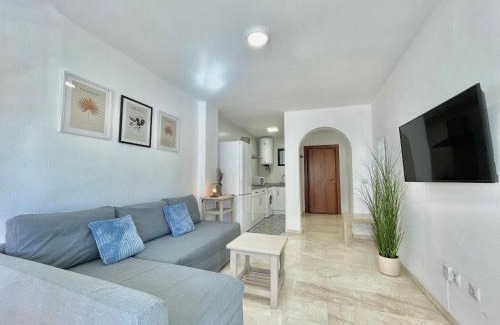 Arroyo de la Miel Apartment | LaFrenchTouch: Central Location with Pool Near Train Station
