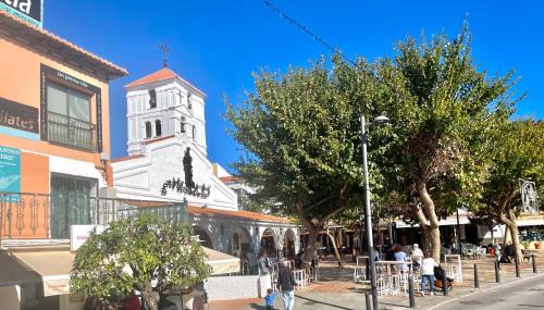 Arroyo de la Miel Apartment | LaFrenchTouch: Central Location with Pool Near Train Station