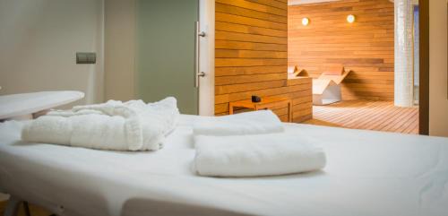Valderrobres Apartment | Relax at Lagaya Apartments & Spa: 4-Star Getaway Awaits