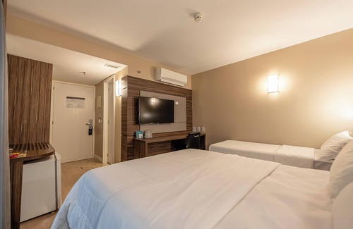 Moinhos de Vento Hotel | Discover Laghetto Moinhos: Pool, Spa & High Guest Rating