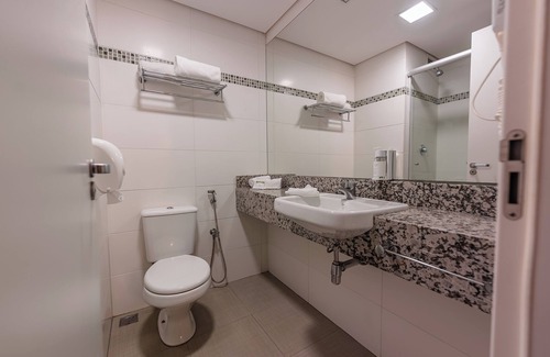 Moinhos de Vento Hotel | Discover Laghetto Moinhos: Pool, Spa & High Guest Rating