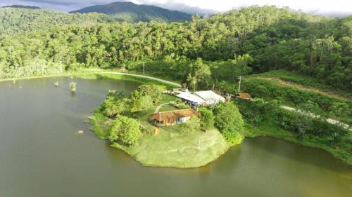 Tapirai Hotel | Experience Lago 7 Cores: Pet-Friendly with Pool & Dining