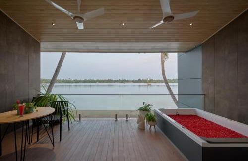 Kuzhuppilly Hotel | Experience Lago Leisure Resort & Spa with Oceanfront Bliss
