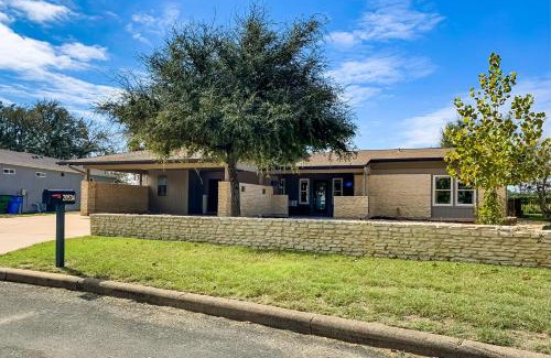 Highland Lake Estates House | Exceptional Lago Vista Sunset Villa - Family Friendly Haven