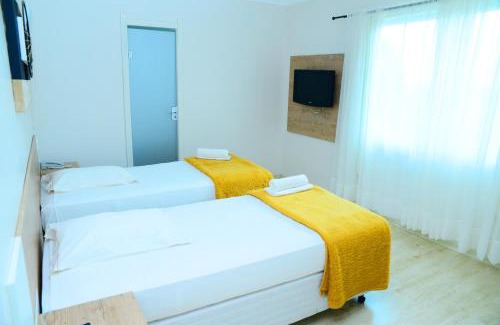 Lagoa Vermelha Hotel | Relax at Lagoa Parque Hotel with Pool and Family Amenities