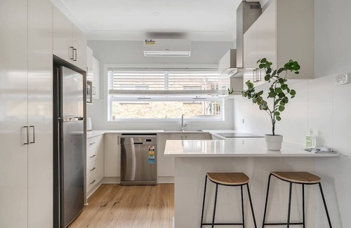 East Corrimal House | Lagoon House: Private Pool Oasis & Pet Friendly Retreat