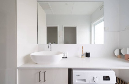 East Corrimal House | Lagoon House: Private Pool Oasis & Pet Friendly Retreat