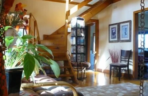 Paradise House | Budget-Friendly Lagoon Lodge with Kitchen & Breakfast Included