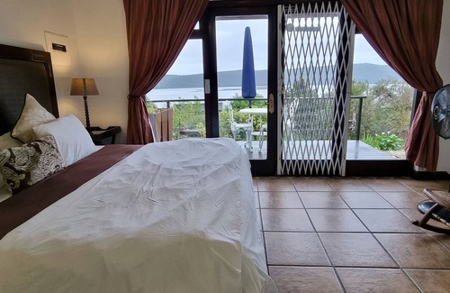 Paradise House | Budget-Friendly Lagoon Lodge with Kitchen & Breakfast Included