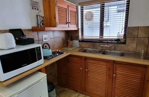 Paradise House | Budget-Friendly Lagoon Lodge with Kitchen & Breakfast Included