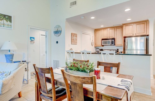 Isle of Palms Condo | Beachside Lagoon View Condo with Pool and Family Amenities