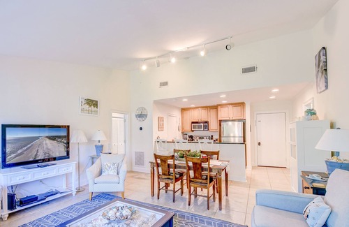 Isle of Palms Condo | Beachside Lagoon View Condo with Pool and Family Amenities