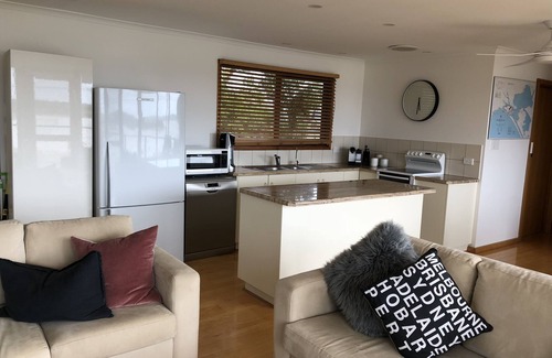 Alexandrina House | Waterfront Retreat at Lagoon View Lodge - Rated 10/10