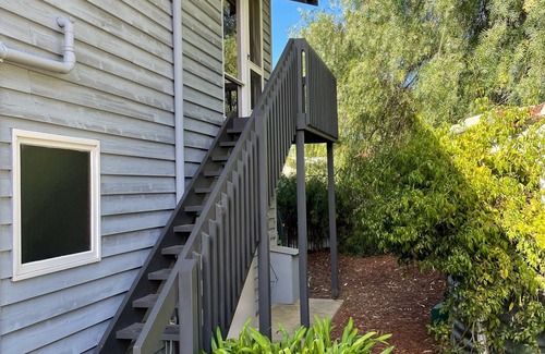 Alexandrina House | Waterfront Retreat at Lagoon View Lodge - Rated 10/10