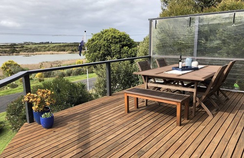 Alexandrina House | Waterfront Retreat at Lagoon View Lodge - Rated 10/10