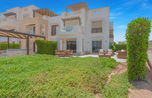 Shurtah al-Dakhlah Apartment | Lagoonfront 3BR Apartment Cyan