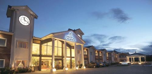 Macrozona Meseta Cerro Calafate Hotel | Discover Comfort at Lagos Del Calafate with Pool & Hot Tub