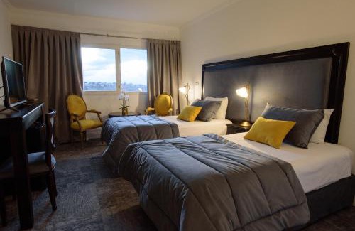 Macrozona Meseta Cerro Calafate Hotel | Discover Comfort at Lagos Del Calafate with Pool & Hot Tub