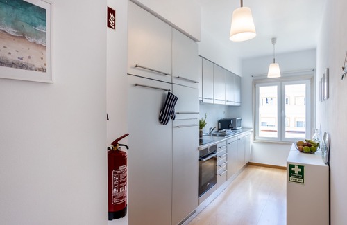 Telheiro Apartment | Work-Friendly Lagos Apartment with Breakfast & Kitchen Access
