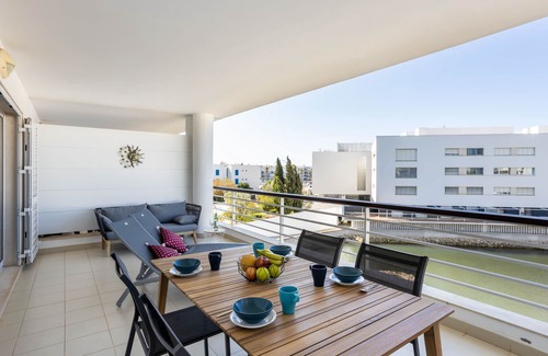 Telheiro Apartment | Work-Friendly Lagos Apartment with Breakfast & Kitchen Access