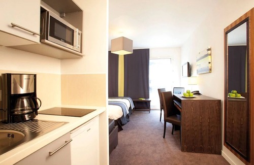 Billancourt–Rives de Seine Apartment | Cozy Lagrange Apart'HOTEL Paris/Boulogne with Spa & Kitchen