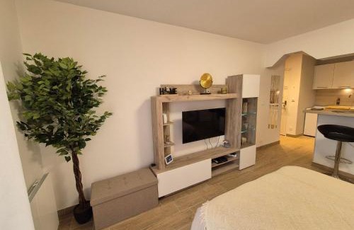 Vernon Apartment | Highly Rated Laguna Hotel: Your Perfect Getaway Awaits