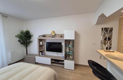 Vernon Apartment | Highly Rated Laguna Hotel: Your Perfect Getaway Awaits