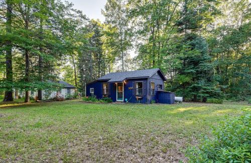 Gladwin House | Charming Gladwin Cottage: Kayaks & Steps to the Lake!