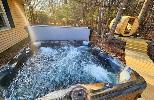 Loch Sheldrake House | Relaxing Catskill Retreat with Hot Tub, Sauna & Firepit