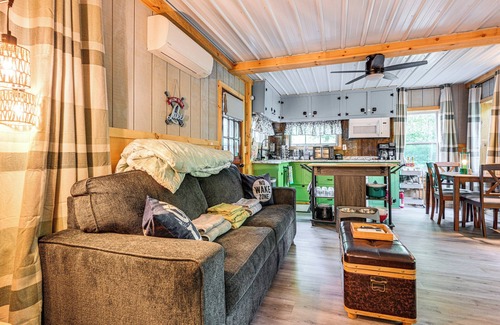 Gladwin Cottage | Inviting Gladwin Cottage: Kayaks & Steps to Lake Fun!